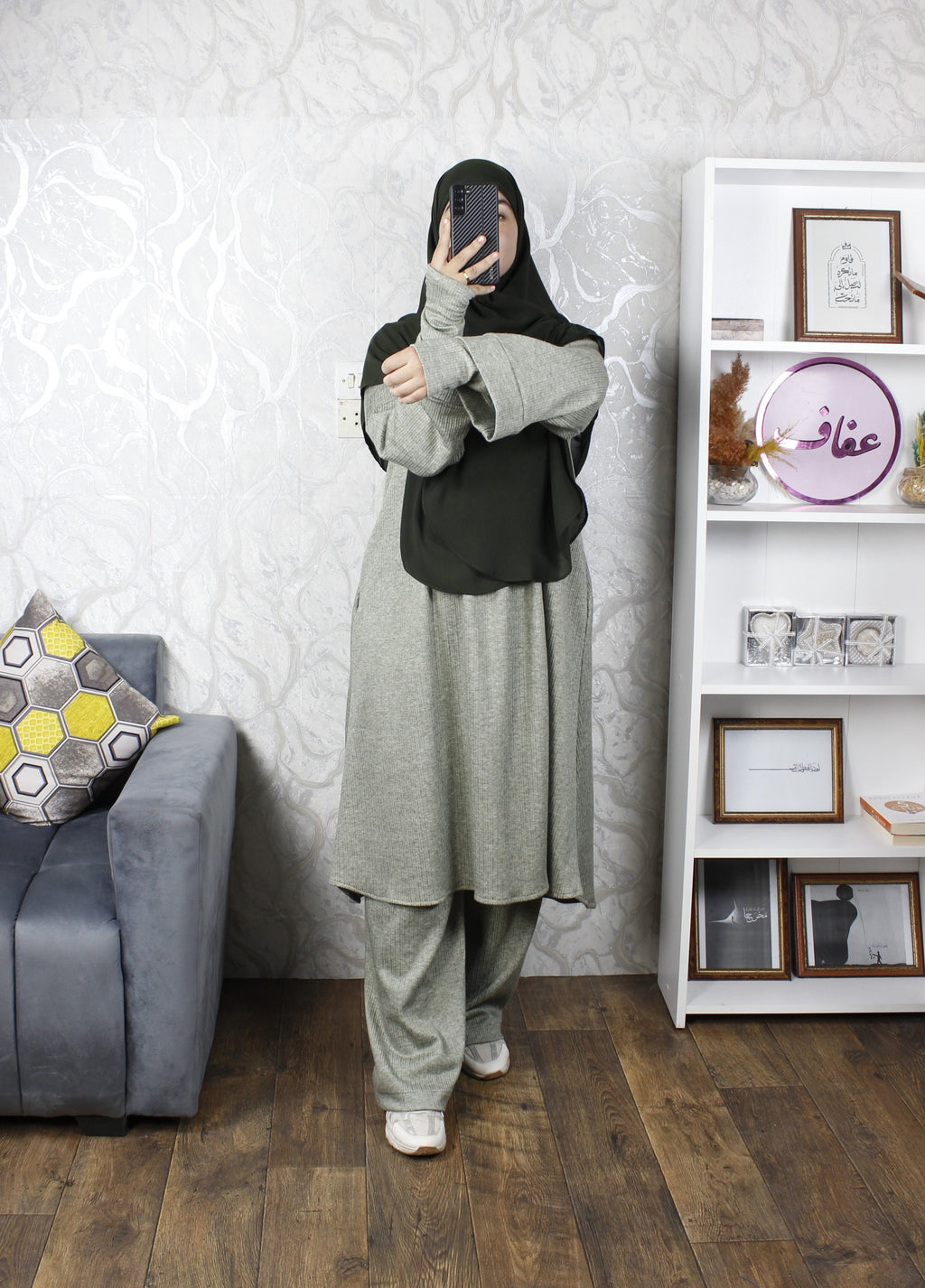 عباءة لينا مع المعصم - عملية ودافئة