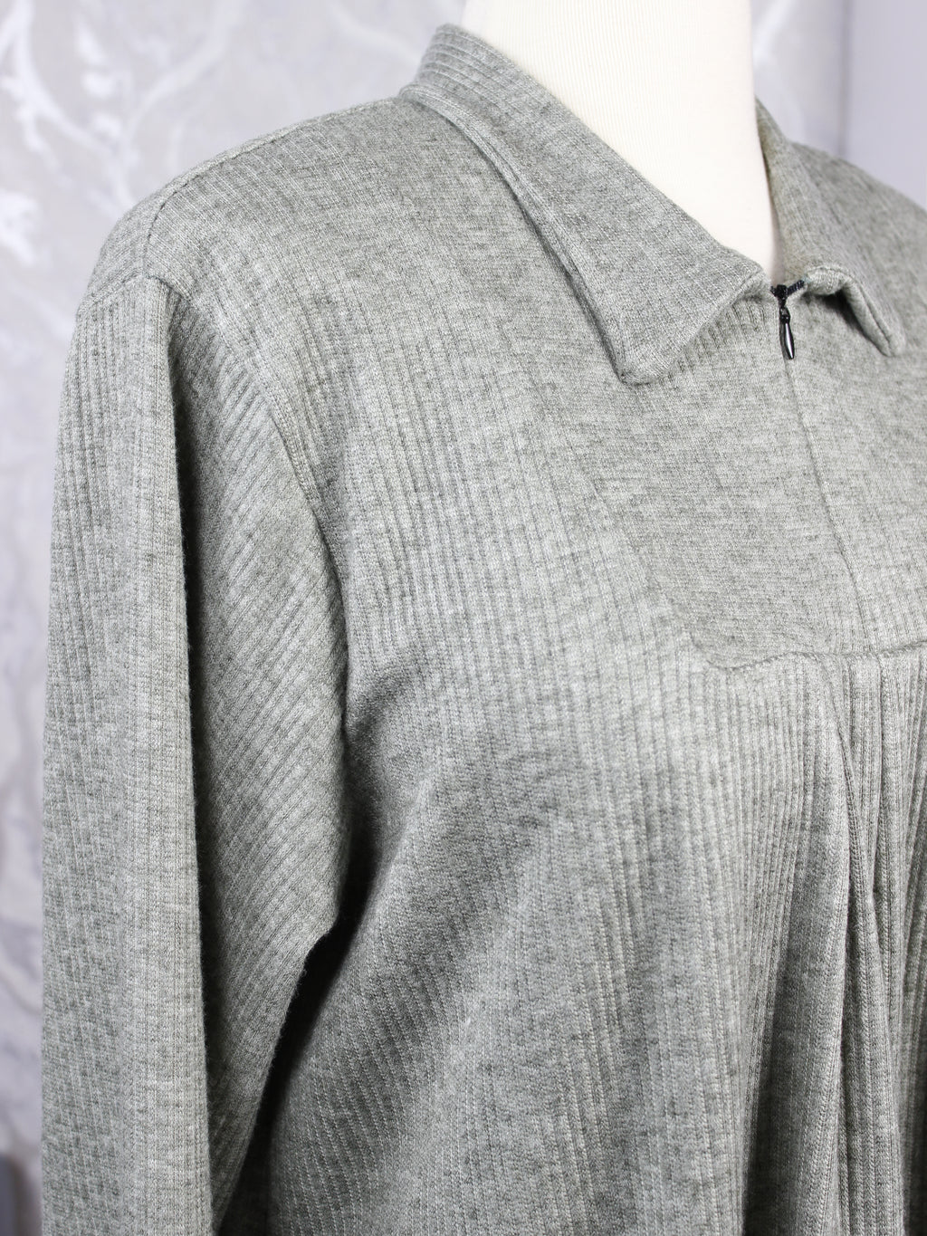 عباءة لينا 2 مع المعصم - عملية ودافئة