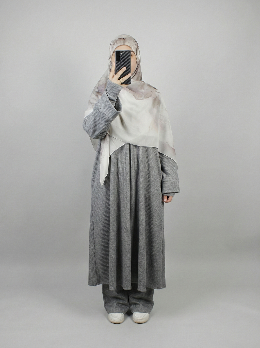 عباءة لينا 2 مع المعصم - عملية ودافئة