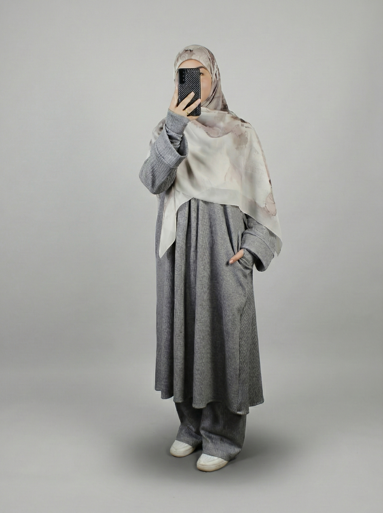 عباءة لينا 2 مع المعصم - عملية ودافئة