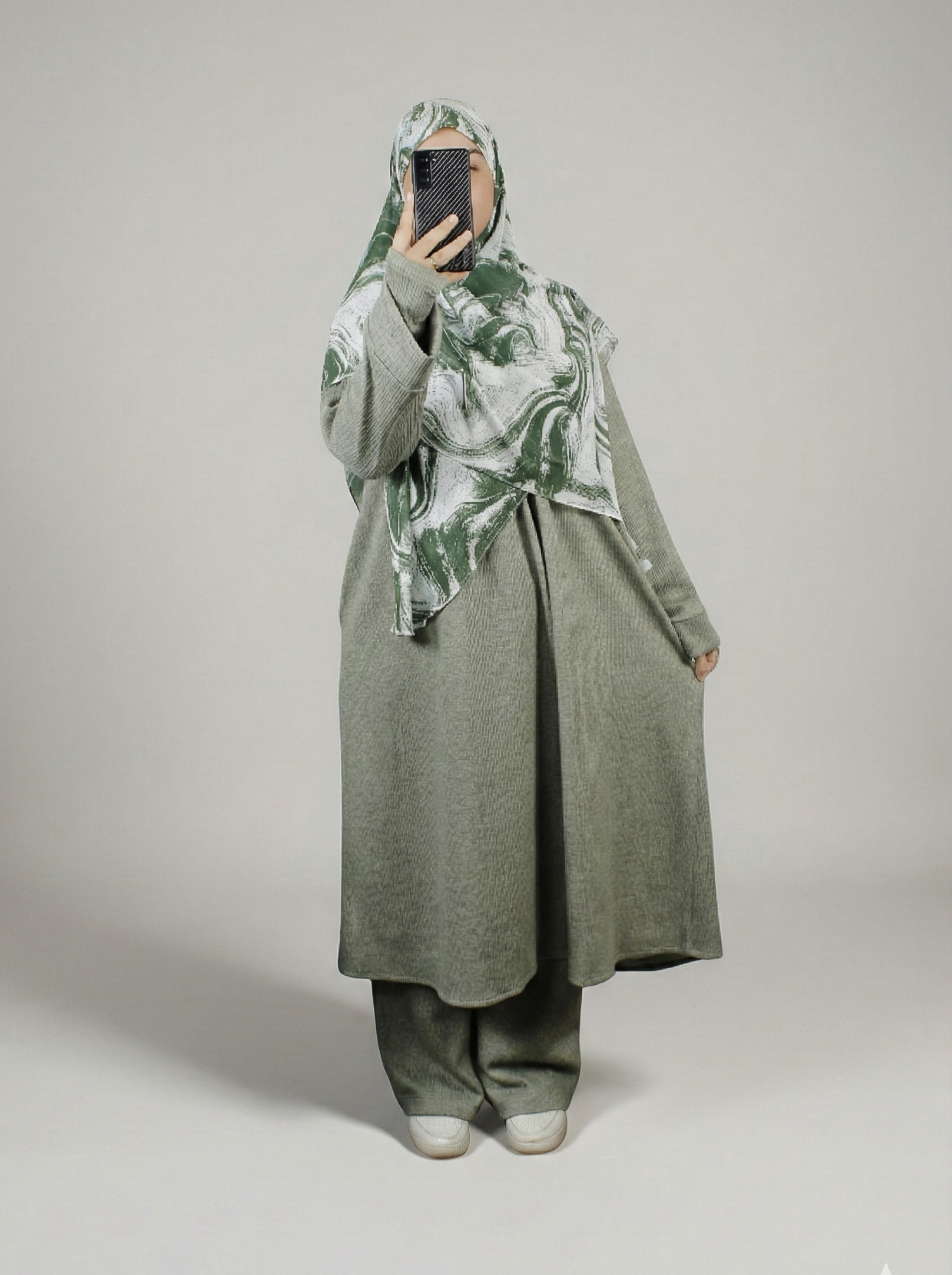 عباءة لينا 2 مع المعصم - عملية ودافئة